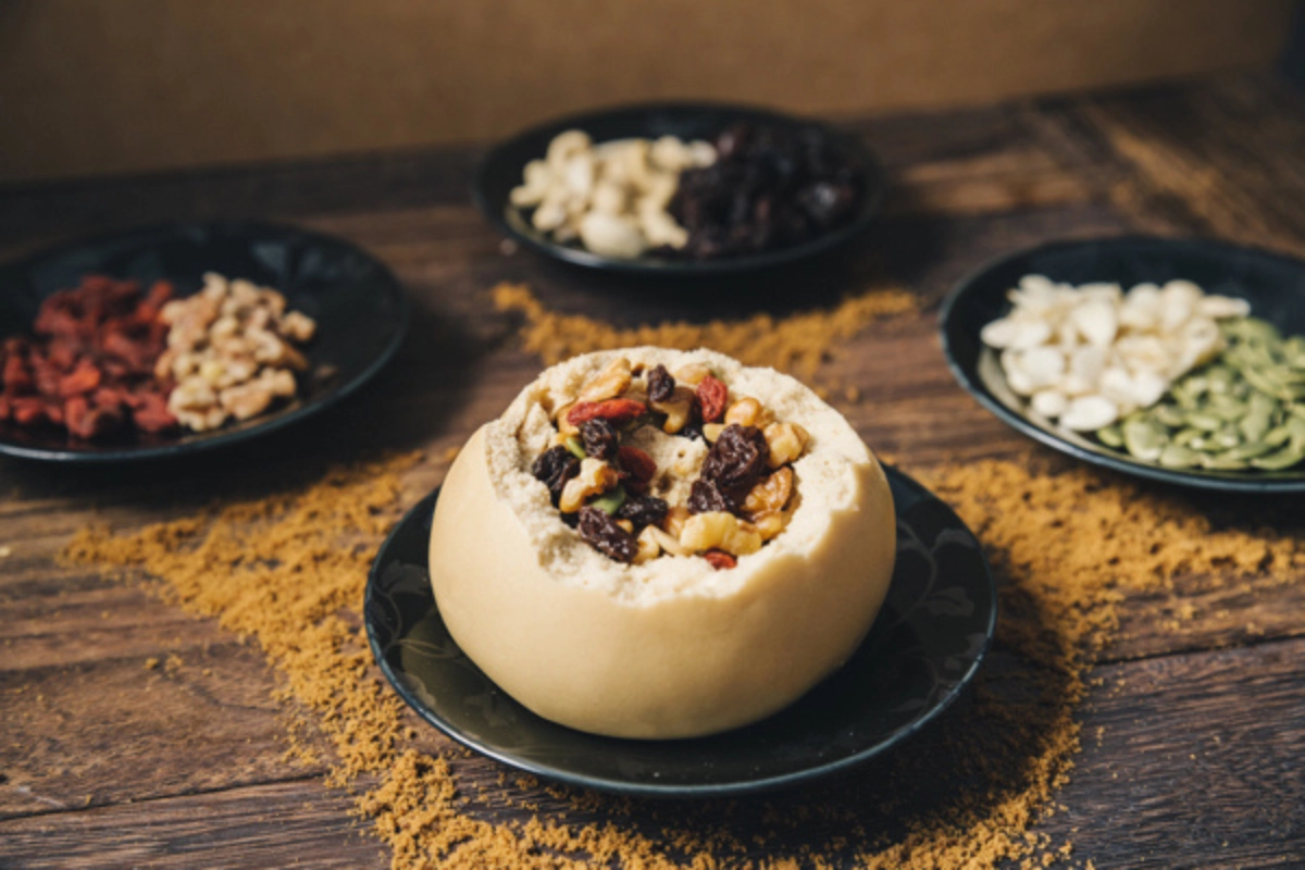 孔子饅頭明星商品【堅果核桃老麵饅頭】切面特寫圖，可見飽滿的核桃、腰果與綜合堅果內餡。