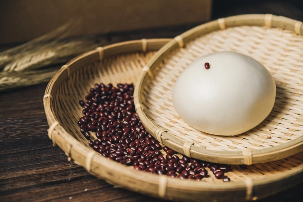孔子饅頭【子夏紅豆沙包】外型特寫，老麵圓潤外皮，是含高鐵高纖的養生紅豆沙甜品。