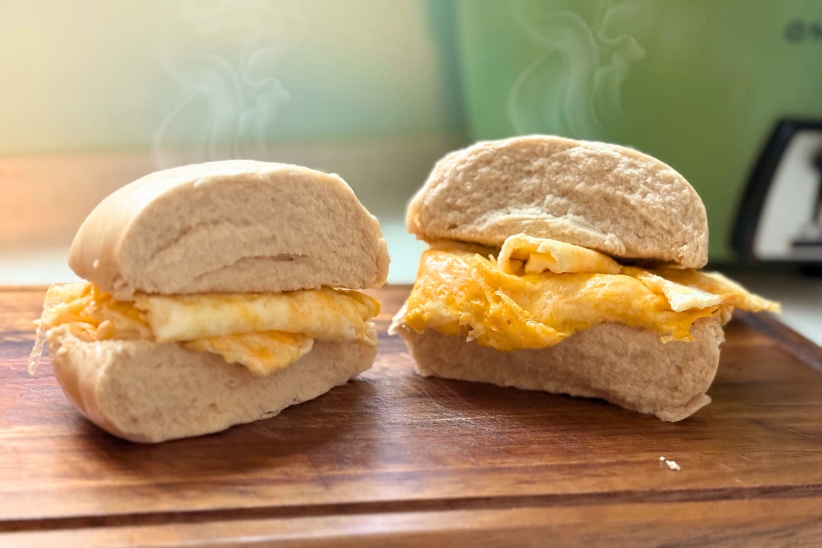 老麵饅頭經典早餐：熱騰騰的純黑糖饅頭夾蛋